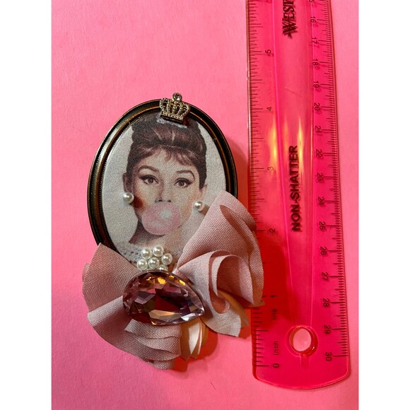 Audrey Hepburn Brooch Pin with Crystal and Pearls - Picture 4 of 10